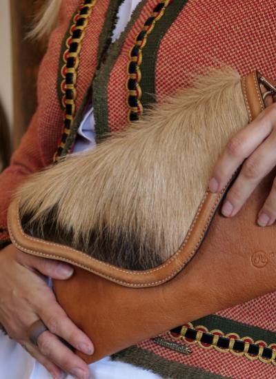 BOLSO CAMEL SOLAPA DE PELO HUNTFIELD