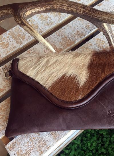 BOLSO MARRON SOLAPA DE PELO HUNTFIELD
